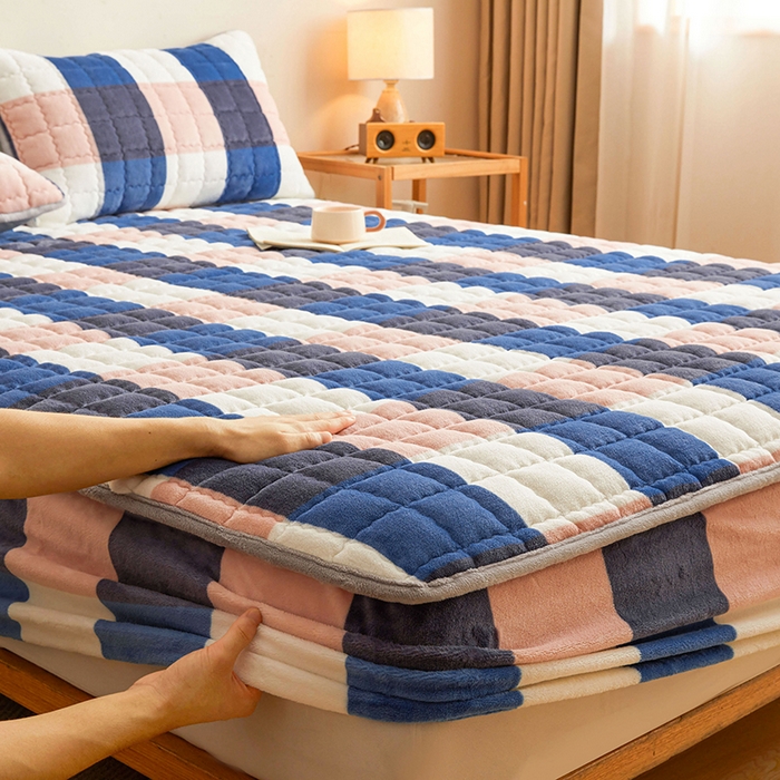 91家纺网 家纺一手货源 找家纺 澳梵家居 2025新款无印风牛奶绒夹棉床笠 蓝粉格调