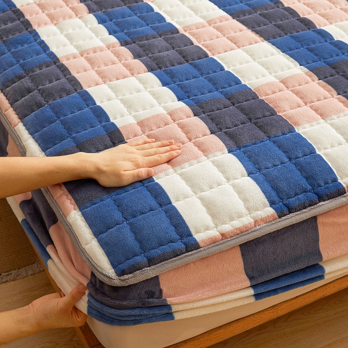 91家纺网 家纺一手货源 找家纺 澳梵家居 2025新款无印风牛奶绒夹棉床笠 蓝粉格调