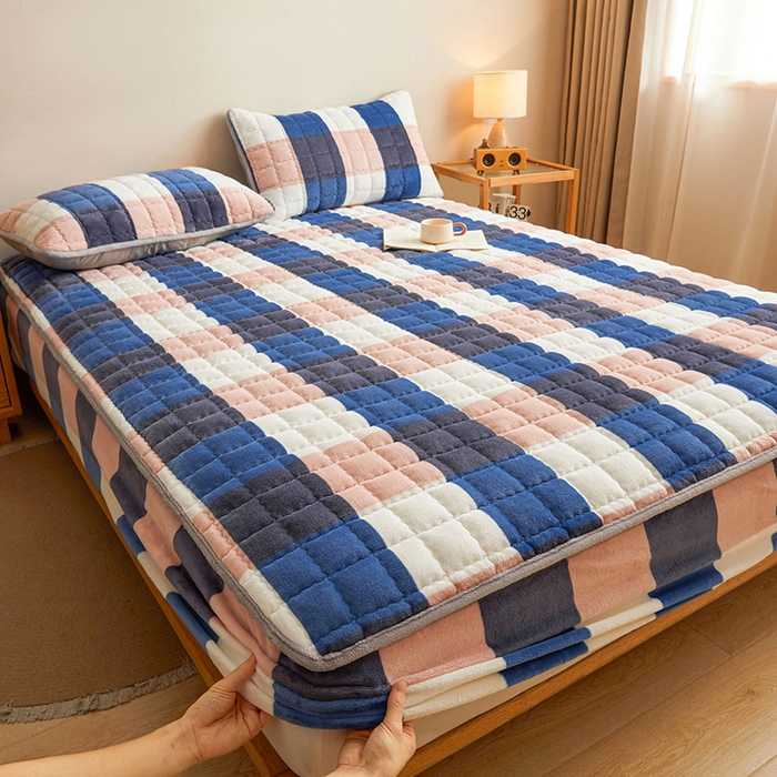 91家纺网 家纺一手货源 找家纺 澳梵家居 2025新款无印风牛奶绒夹棉床笠 蓝粉格调