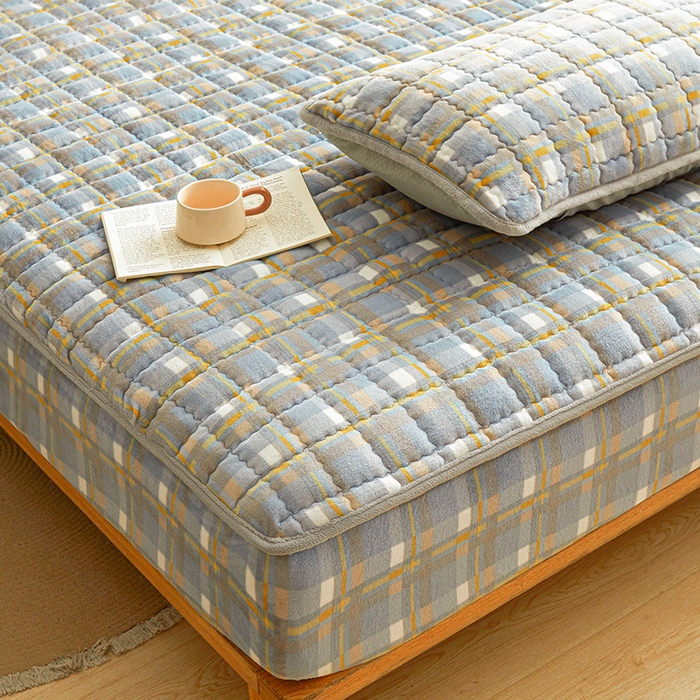 91家纺网 家纺一手货源 找家纺 澳梵家居 2025新款无印风牛奶绒夹棉床笠 蓝黄格纹