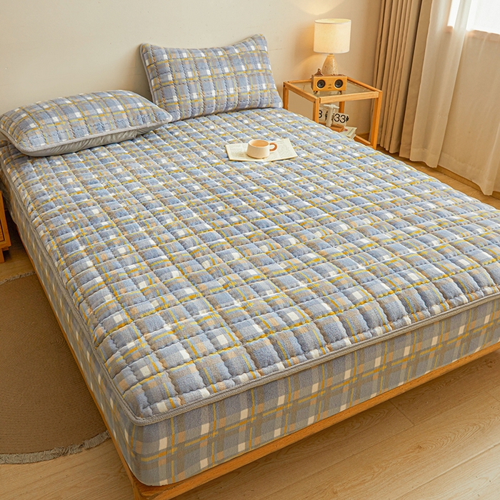 91家纺网 家纺一手货源 找家纺 澳梵家居 2025新款无印风牛奶绒夹棉床笠 蓝黄格纹