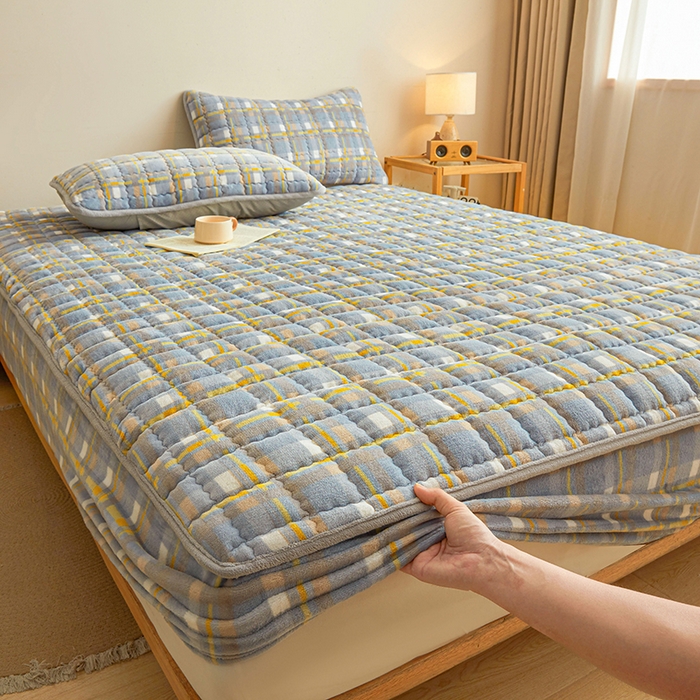 91家纺网 家纺一手货源 找家纺 澳梵家居 2025新款无印风牛奶绒夹棉床笠 蓝黄格纹