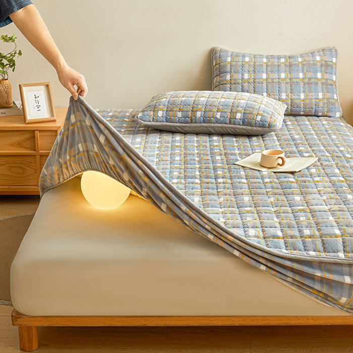 91家纺网 家纺一手货源 找家纺 澳梵家居 2025新款无印风牛奶绒夹棉床笠 蓝黄格纹