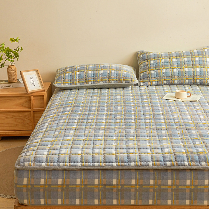 91家纺网 家纺一手货源 找家纺 澳梵家居 2025新款无印风牛奶绒夹棉床笠 蓝黄格纹