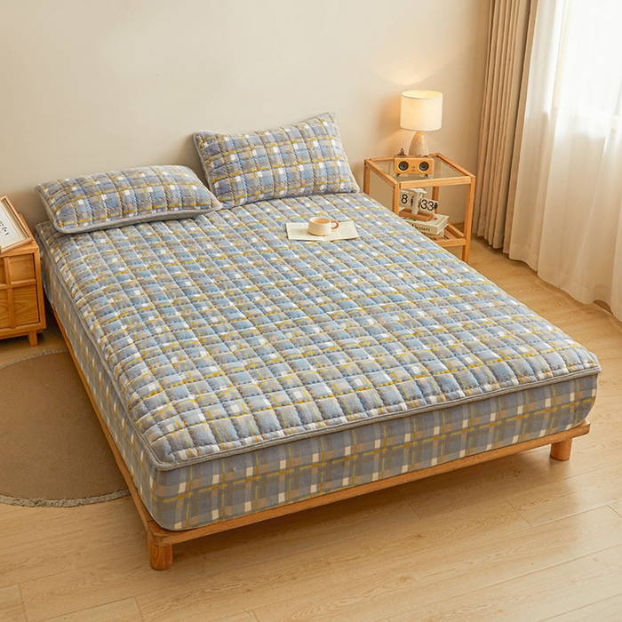 91家纺网 家纺一手货源 找家纺 澳梵家居 2025新款无印风牛奶绒夹棉床笠 蓝黄格纹