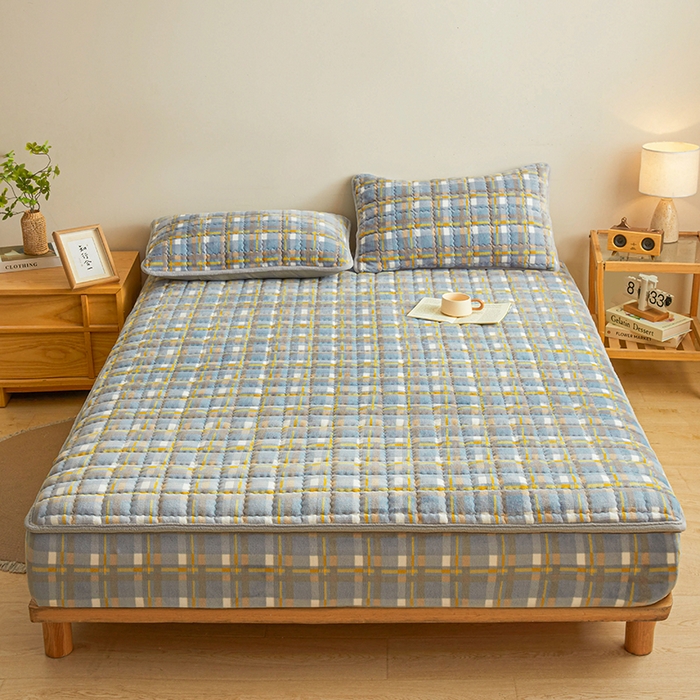 91家纺网 家纺一手货源 找家纺 澳梵家居 2025新款无印风牛奶绒夹棉床笠 蓝黄格纹