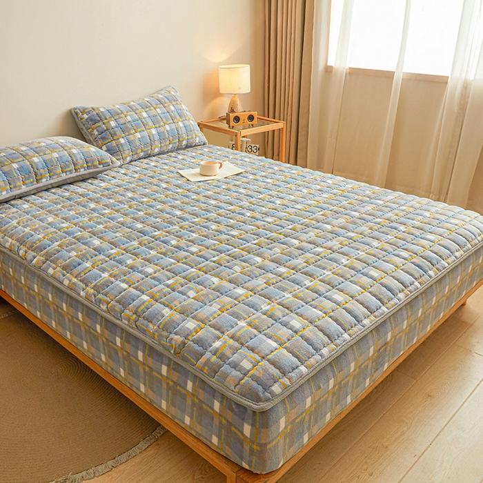 91家纺网 家纺一手货源 找家纺 澳梵家居 2025新款无印风牛奶绒夹棉床笠 蓝黄格纹