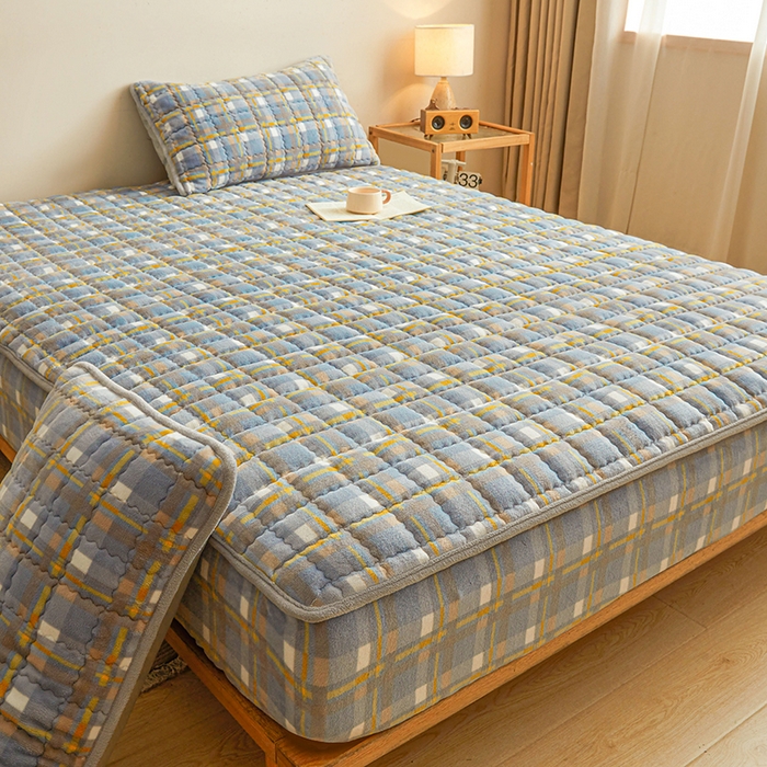 91家纺网 家纺一手货源 找家纺 澳梵家居 2025新款无印风牛奶绒夹棉床笠 蓝黄格纹