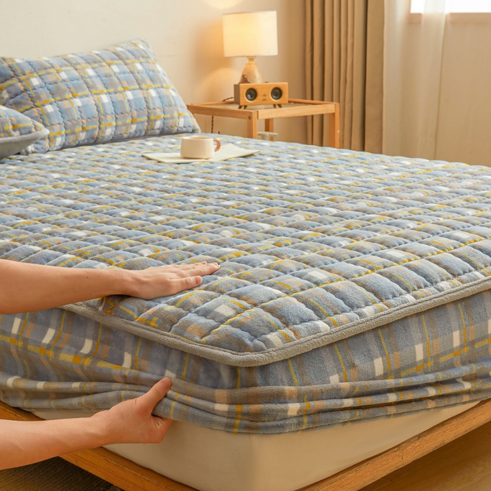 91家纺网 家纺一手货源 找家纺 澳梵家居 2025新款无印风牛奶绒夹棉床笠 蓝黄格纹