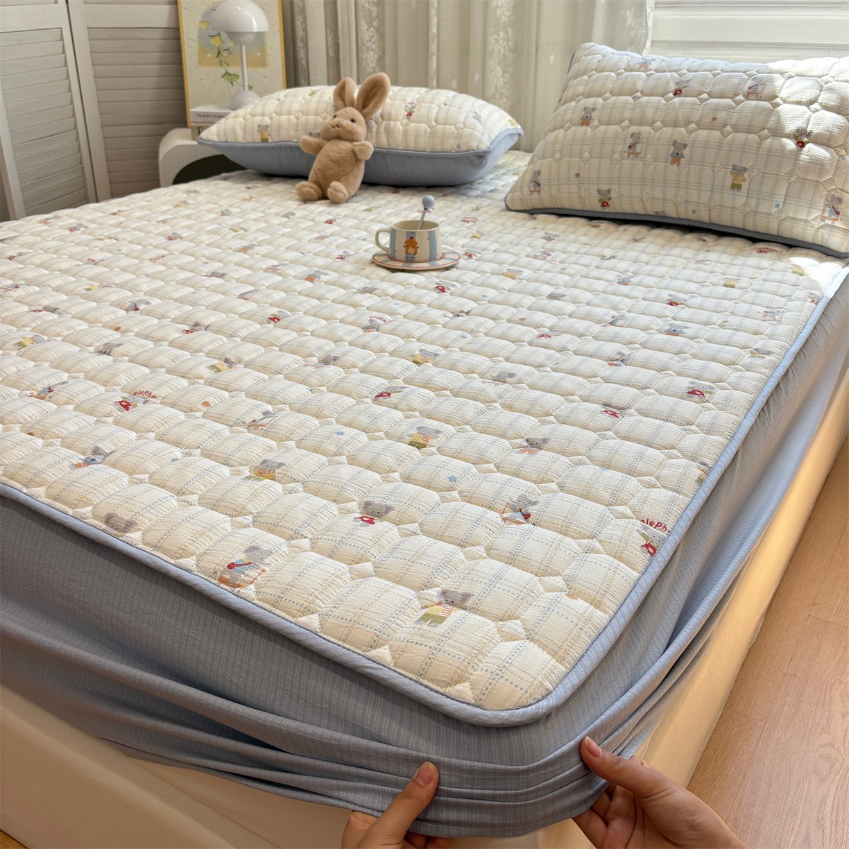 91家纺网 家纺一手货源 找家纺 居眠 2025新款印花云感皱皱纱夹棉床笠 开心小象