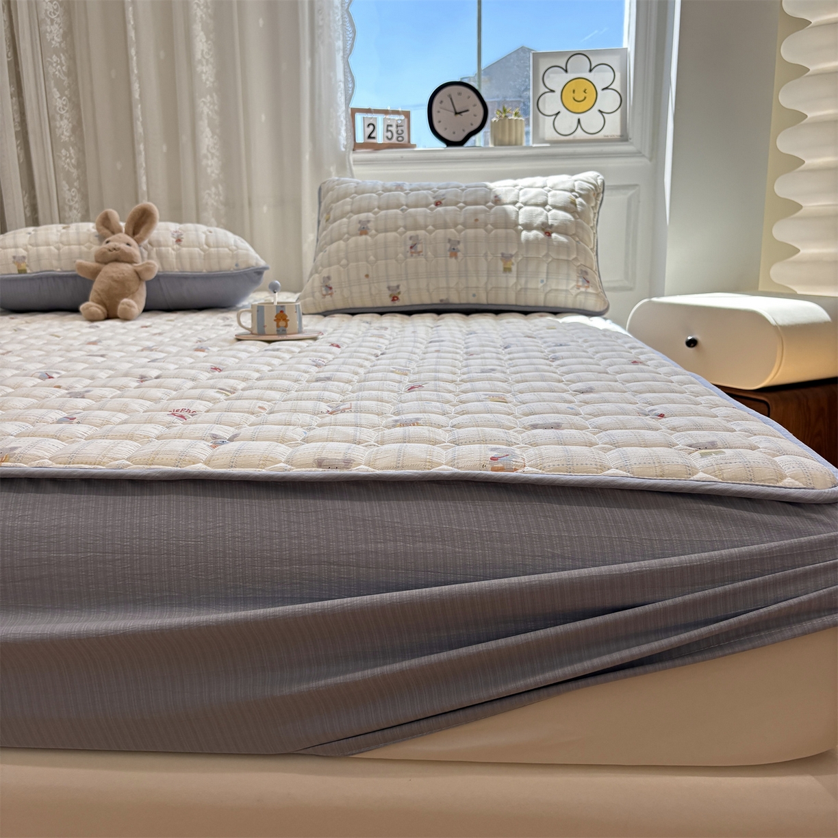 91家纺网 家纺一手货源 找家纺 居眠 2025新款印花云感皱皱纱夹棉床笠 开心小象