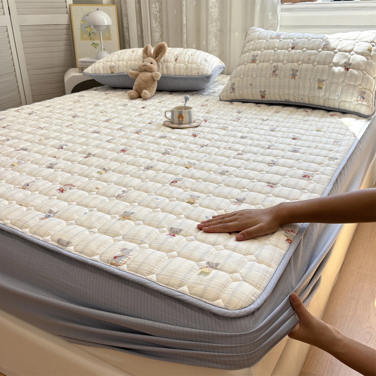 91家纺网 家纺一手货源 找家纺 居眠 2025新款印花云感皱皱纱夹棉床笠 开心小象