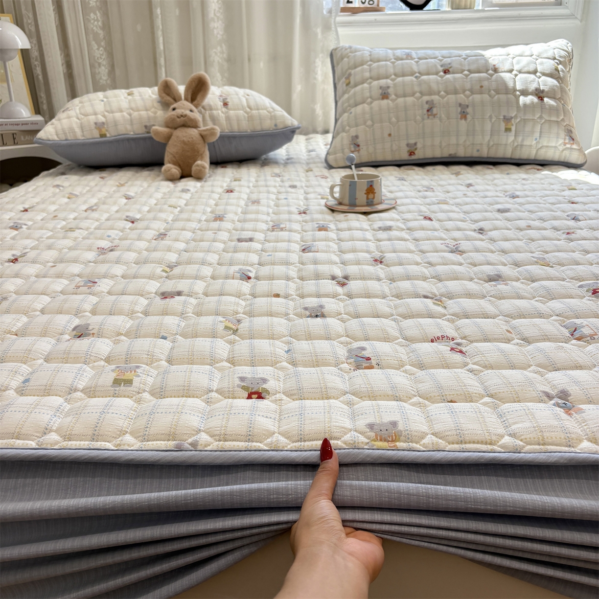 91家纺网 家纺一手货源 找家纺 居眠 2025新款印花云感皱皱纱夹棉床笠 开心小象