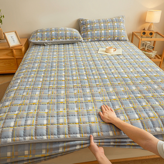 91家纺网 家纺一手货源 找家纺 澳梵家居 2025新款无印风牛奶绒夹棉床笠 蓝黄格纹