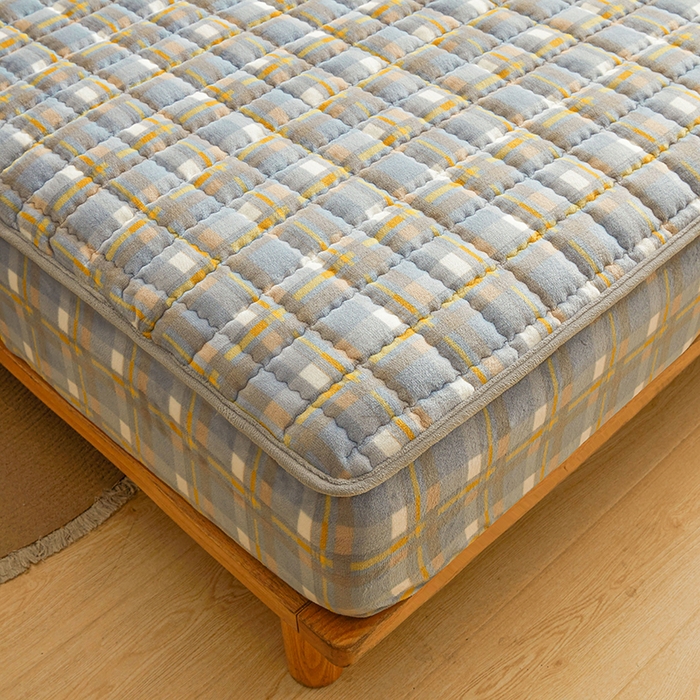 91家纺网 家纺一手货源 找家纺 澳梵家居 2025新款无印风牛奶绒夹棉床笠 蓝黄格纹