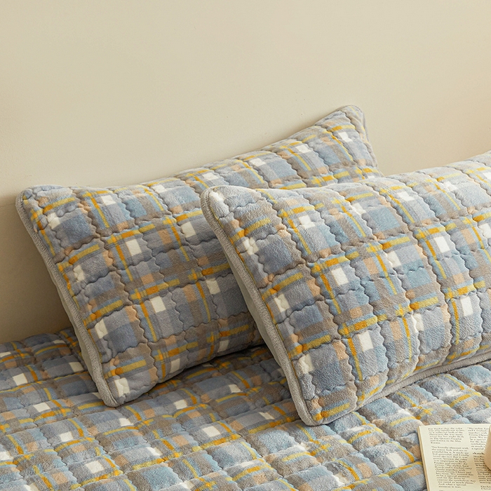 91家纺网 家纺一手货源 找家纺 澳梵家居 2025新款无印风牛奶绒夹棉床笠 蓝黄格纹