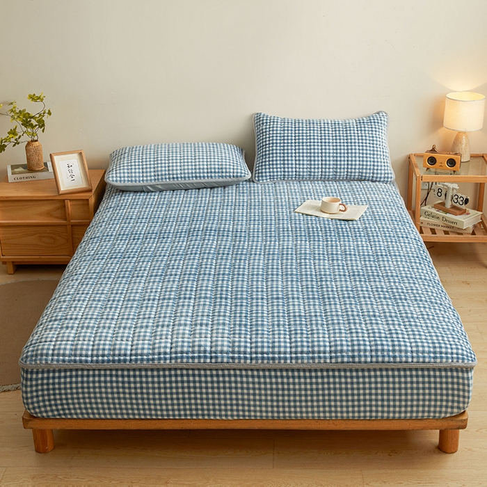 91家纺网 家纺一手货源 找家纺 澳梵家居 2025新款无印风牛奶绒夹棉床笠 浅蓝格纹