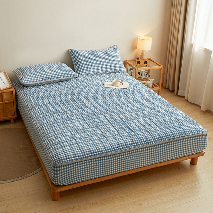 91家纺网 家纺一手货源 找家纺 澳梵家居 2025新款无印风牛奶绒夹棉床笠 浅蓝格纹