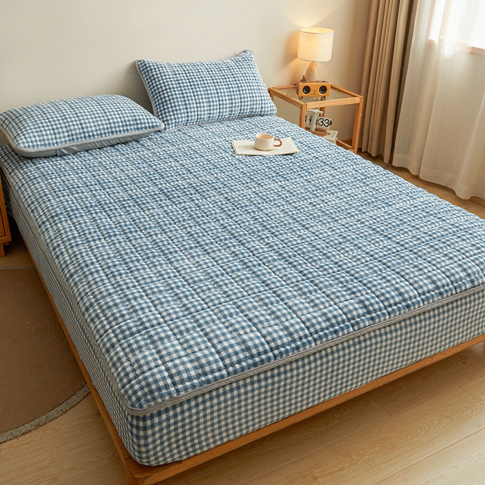 91家纺网 家纺一手货源 找家纺 澳梵家居 2025新款无印风牛奶绒夹棉床笠 浅蓝格纹