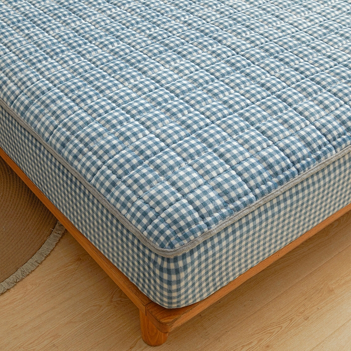 91家纺网 家纺一手货源 找家纺 澳梵家居 2025新款无印风牛奶绒夹棉床笠 浅蓝格纹