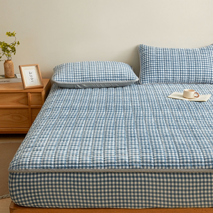 91家纺网 家纺一手货源 找家纺 澳梵家居 2025新款无印风牛奶绒夹棉床笠 浅蓝格纹
