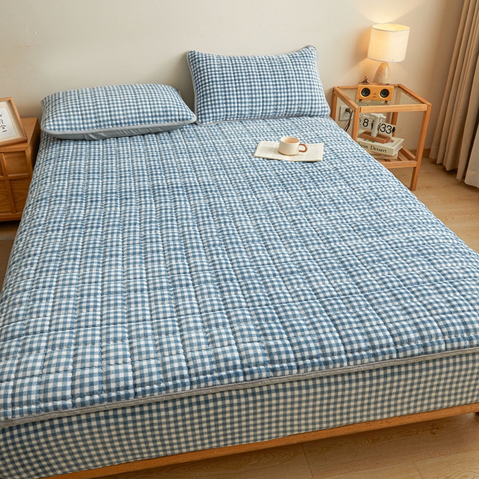 91家纺网 家纺一手货源 找家纺 澳梵家居 2025新款无印风牛奶绒夹棉床笠 浅蓝格纹