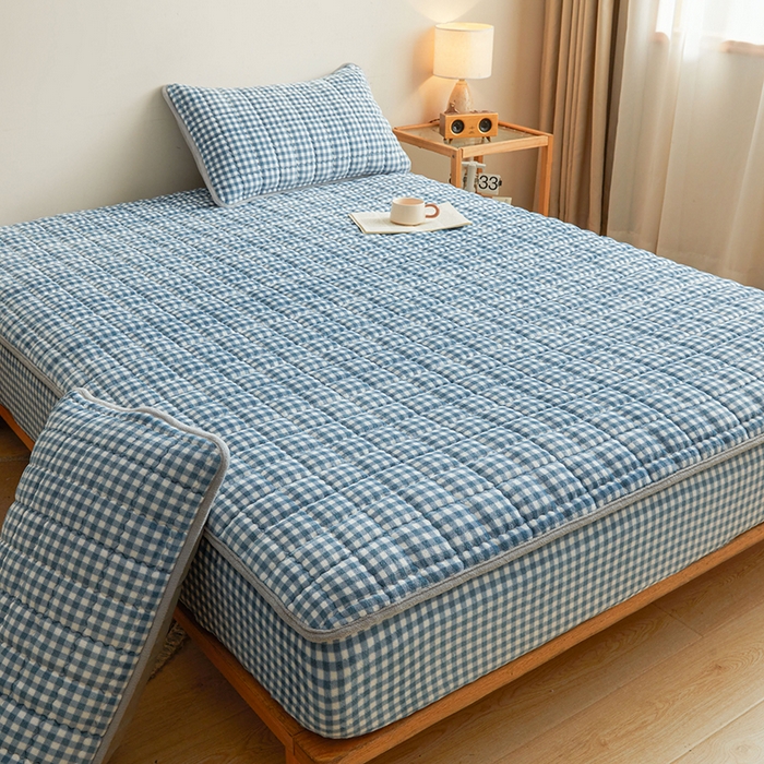 91家纺网 家纺一手货源 找家纺 澳梵家居 2025新款无印风牛奶绒夹棉床笠 浅蓝格纹