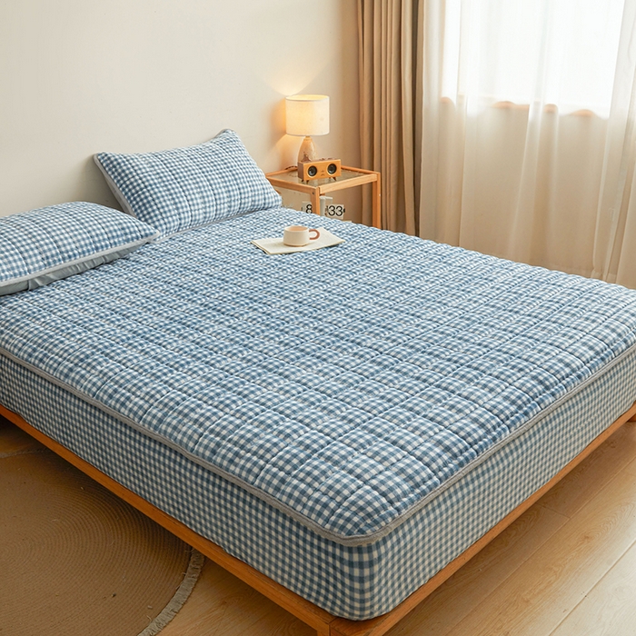 91家纺网 家纺一手货源 找家纺 澳梵家居 2025新款无印风牛奶绒夹棉床笠 浅蓝格纹