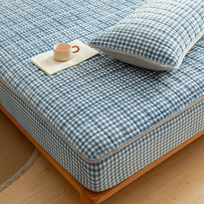 91家纺网 家纺一手货源 找家纺 澳梵家居 2025新款无印风牛奶绒夹棉床笠 浅蓝格纹