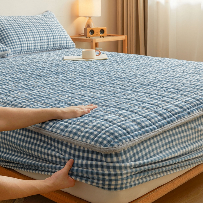 91家纺网 家纺一手货源 找家纺 澳梵家居 2025新款无印风牛奶绒夹棉床笠 浅蓝格纹