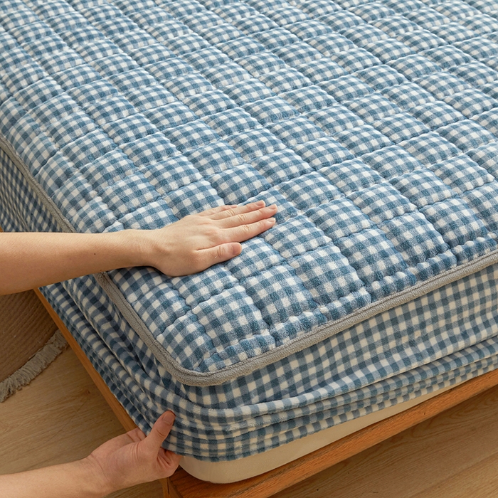 91家纺网 家纺一手货源 找家纺 澳梵家居 2025新款无印风牛奶绒夹棉床笠 浅蓝格纹