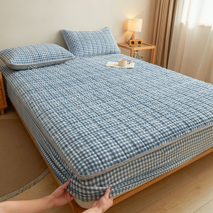 91家纺网 家纺一手货源 找家纺 澳梵家居 2025新款无印风牛奶绒夹棉床笠 浅蓝格纹