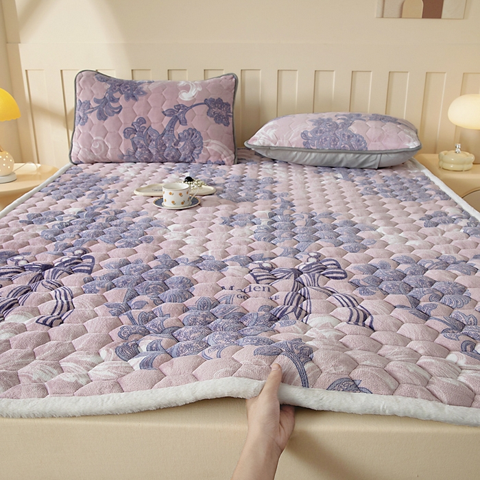 91家纺网 家纺一手货源 找家纺 （总）情煊家纺 2025新款A类牛奶绒印花夹棉床垫