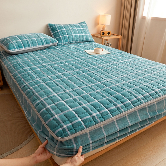 91家纺网 家纺一手货源 找家纺 澳梵家居 2025新款无印风牛奶绒夹棉床笠 青蓝格纹