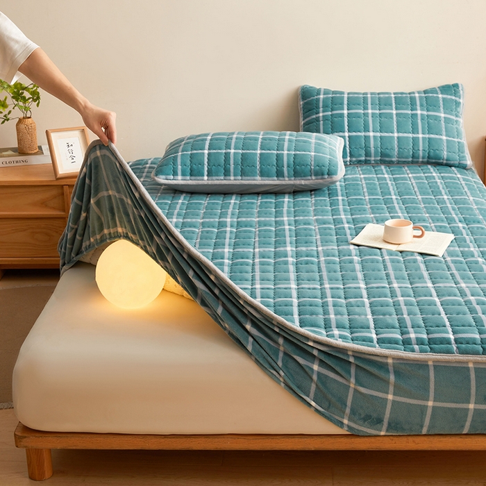 91家纺网 家纺一手货源 找家纺 澳梵家居 2025新款无印风牛奶绒夹棉床笠 青蓝格纹