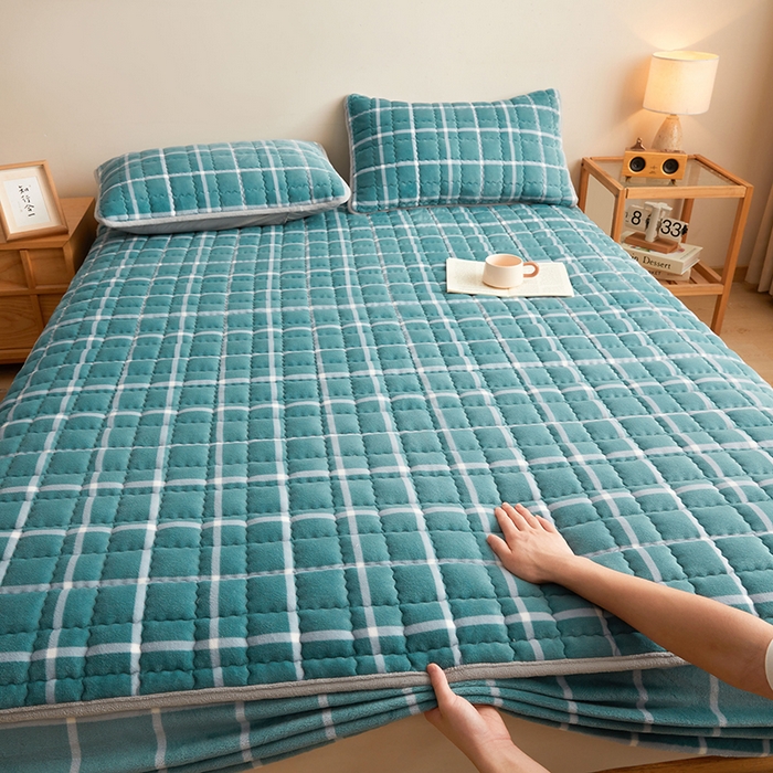 91家纺网 家纺一手货源 找家纺 澳梵家居 2025新款无印风牛奶绒夹棉床笠 青蓝格纹