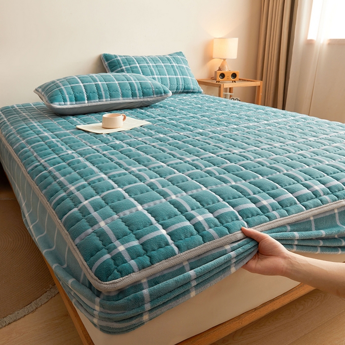 91家纺网 家纺一手货源 找家纺 澳梵家居 2025新款无印风牛奶绒夹棉床笠 青蓝格纹