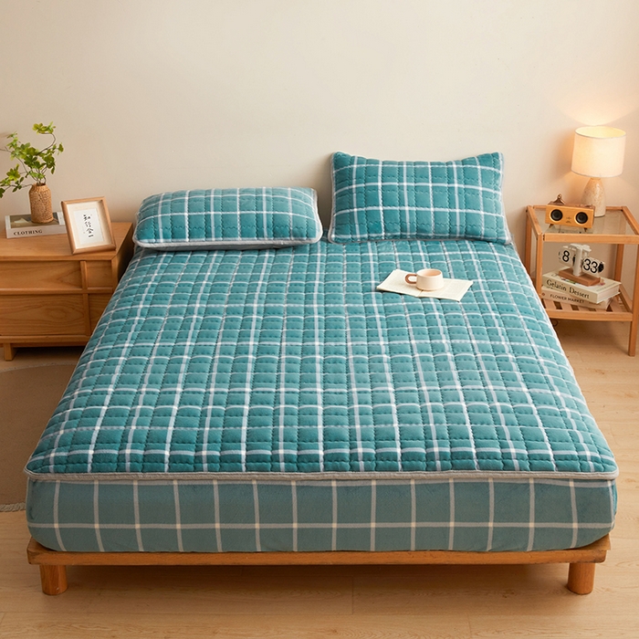 91家纺网 家纺一手货源 找家纺 澳梵家居 2025新款无印风牛奶绒夹棉床笠 青蓝格纹