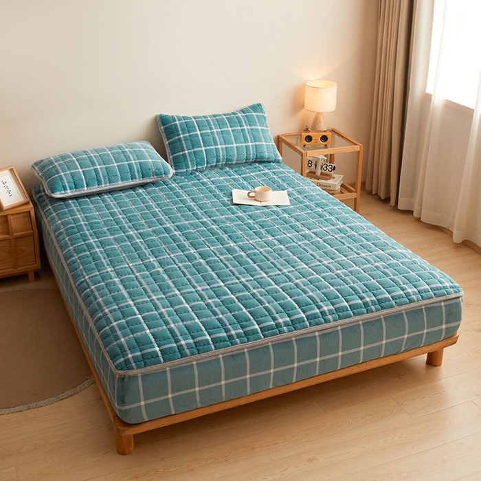 91家纺网 家纺一手货源 找家纺 澳梵家居 2025新款无印风牛奶绒夹棉床笠 青蓝格纹