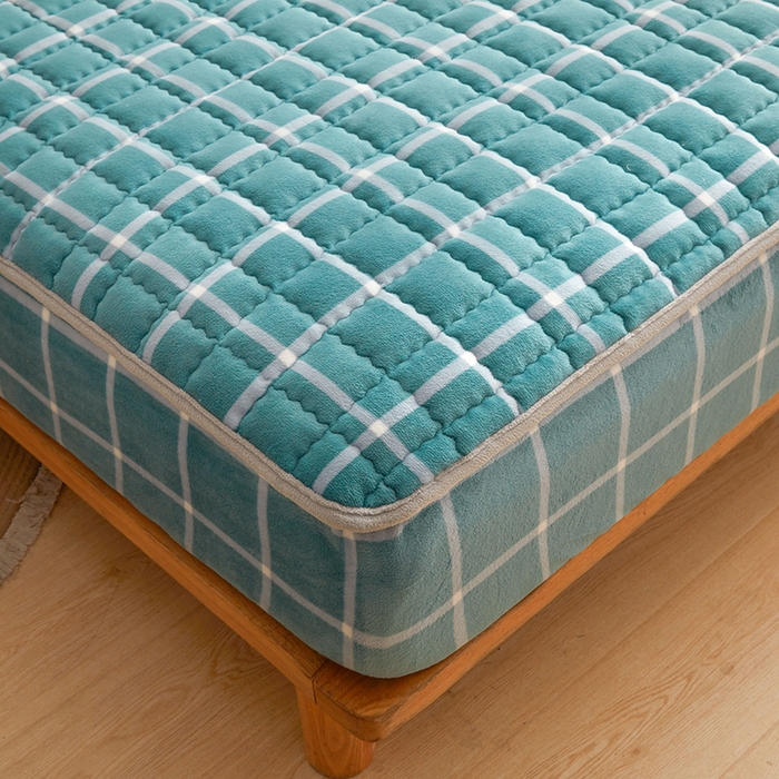 91家纺网 家纺一手货源 找家纺 澳梵家居 2025新款无印风牛奶绒夹棉床笠 青蓝格纹