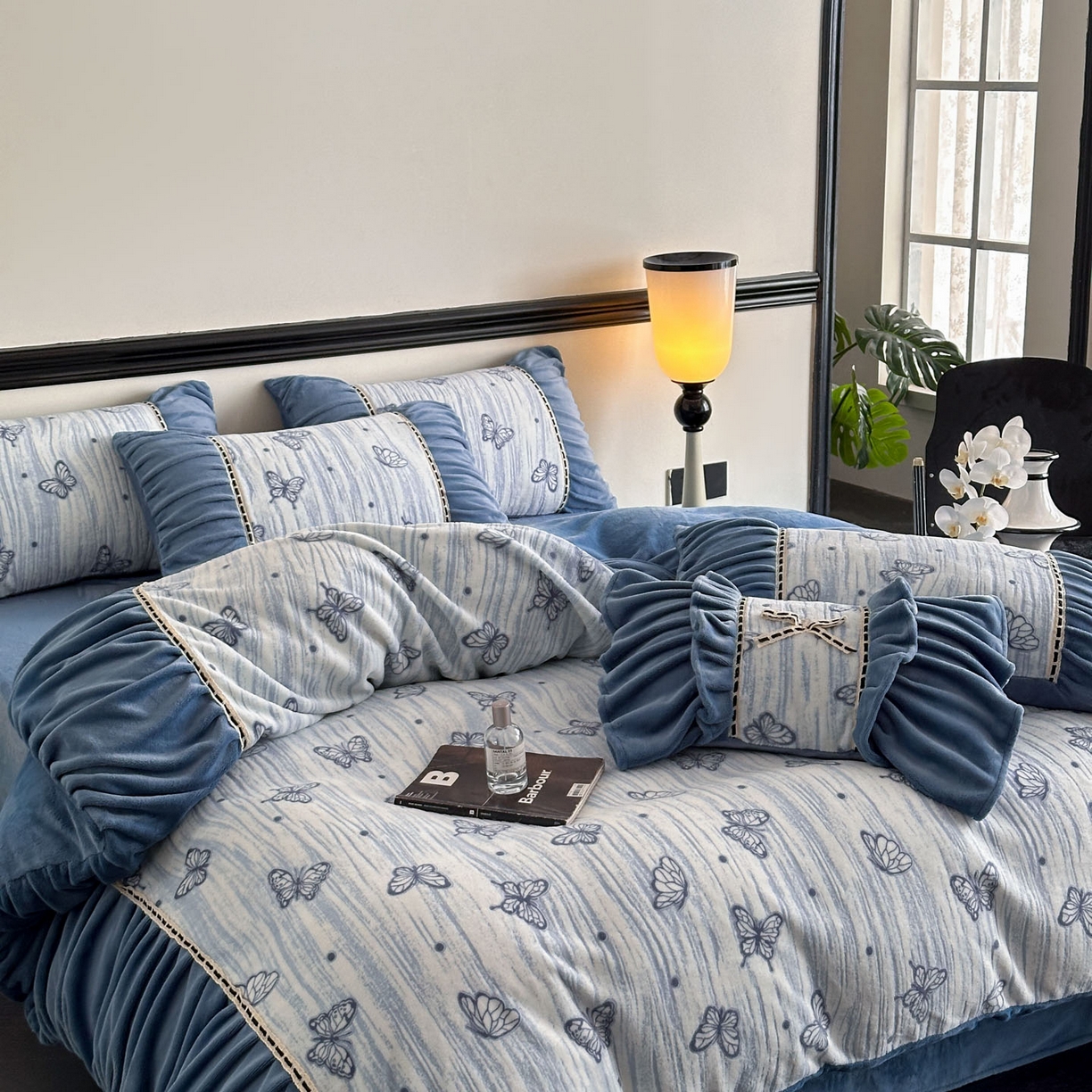 91家纺网 家纺一手货源 找家纺 （总）博纳家纺 2025新款数码印花雕花绒法式皱皱边镂空嵌绳加厚牛奶绒四件套--蝶舞纷飞系列