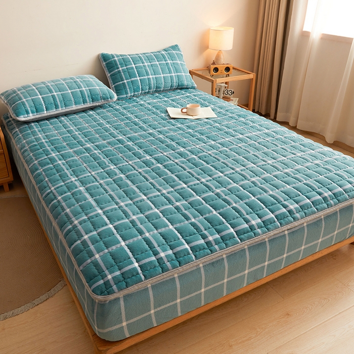 91家纺网 家纺一手货源 找家纺 澳梵家居 2025新款无印风牛奶绒夹棉床笠 青蓝格纹