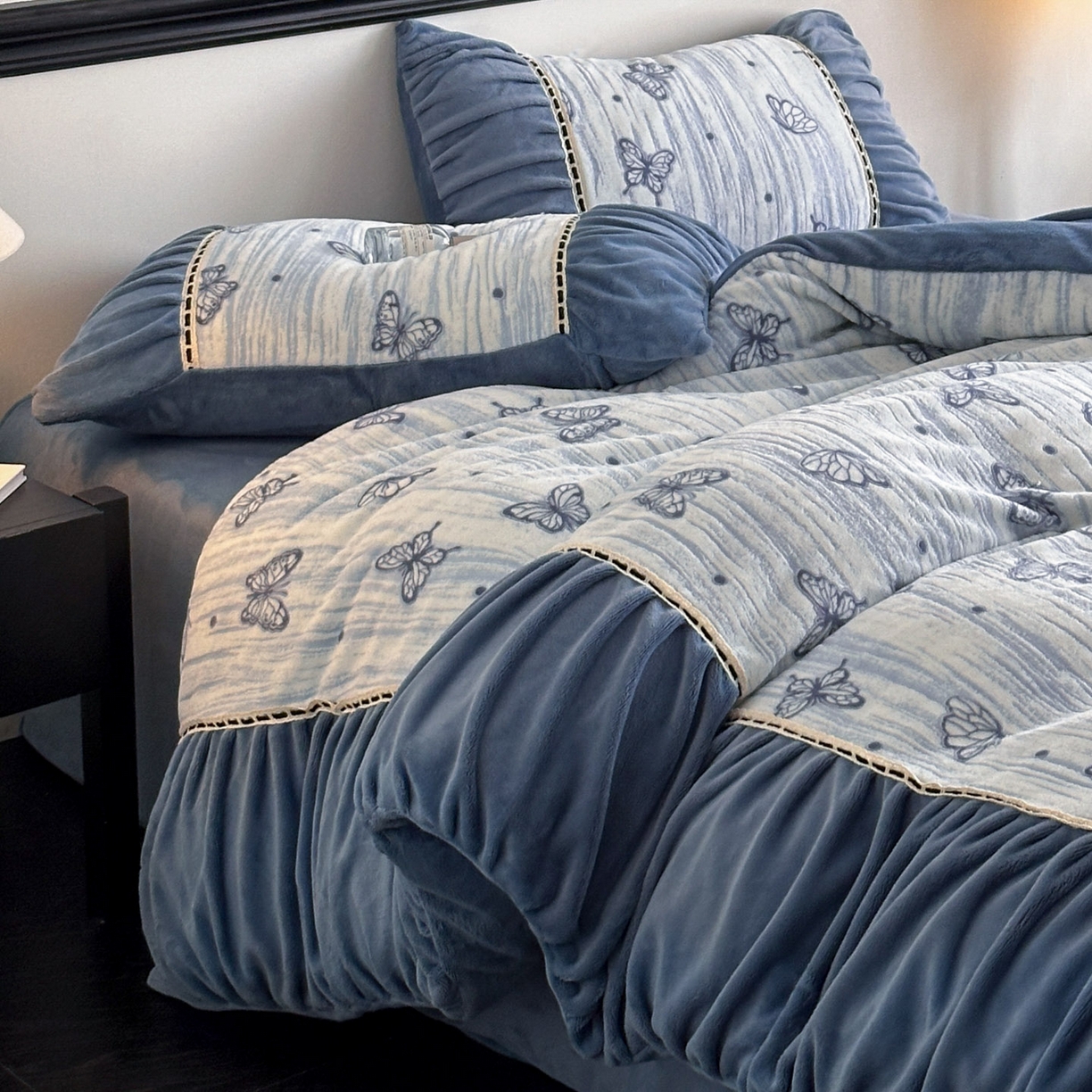 91家纺网 家纺一手货源 找家纺 博纳家纺 2025新款数码印花雕花绒法式皱皱边镂空嵌绳加厚牛奶绒四件套--蝶舞纷飞系列 蝶舞纷飞-宾利蓝