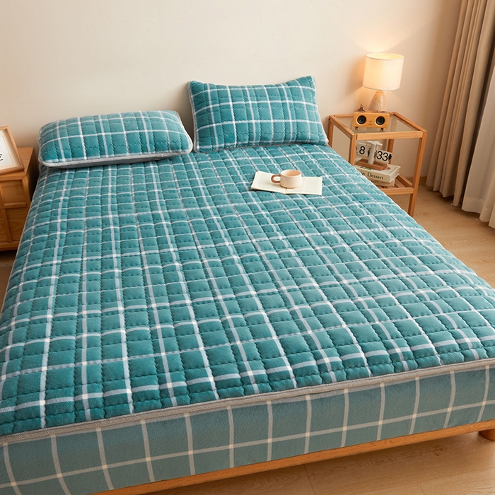 91家纺网 家纺一手货源 找家纺 澳梵家居 2025新款无印风牛奶绒夹棉床笠 青蓝格纹