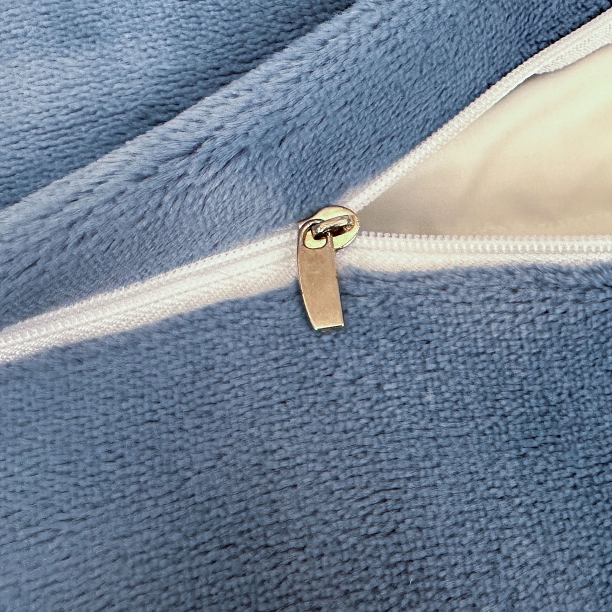 91家纺网 家纺一手货源 找家纺 博纳家纺 2025新款数码印花雕花绒法式皱皱边镂空嵌绳加厚牛奶绒四件套--蝶舞纷飞系列 蝶舞纷飞-宾利蓝