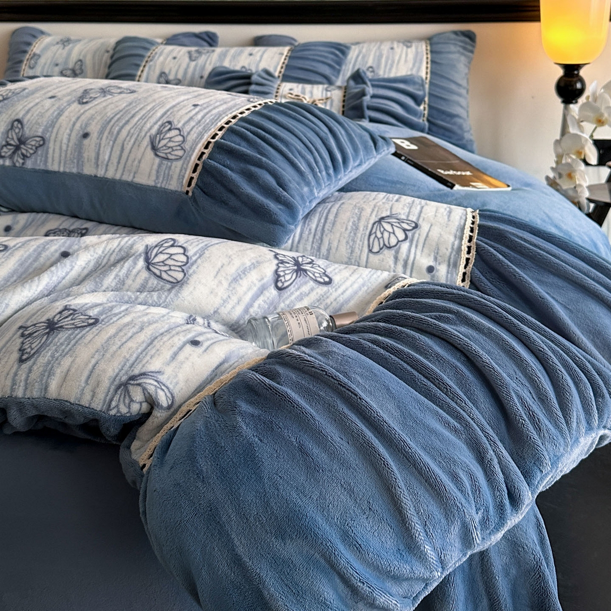 91家纺网 家纺一手货源 找家纺 博纳家纺 2025新款数码印花雕花绒法式皱皱边镂空嵌绳加厚牛奶绒四件套--蝶舞纷飞系列 蝶舞纷飞-宾利蓝