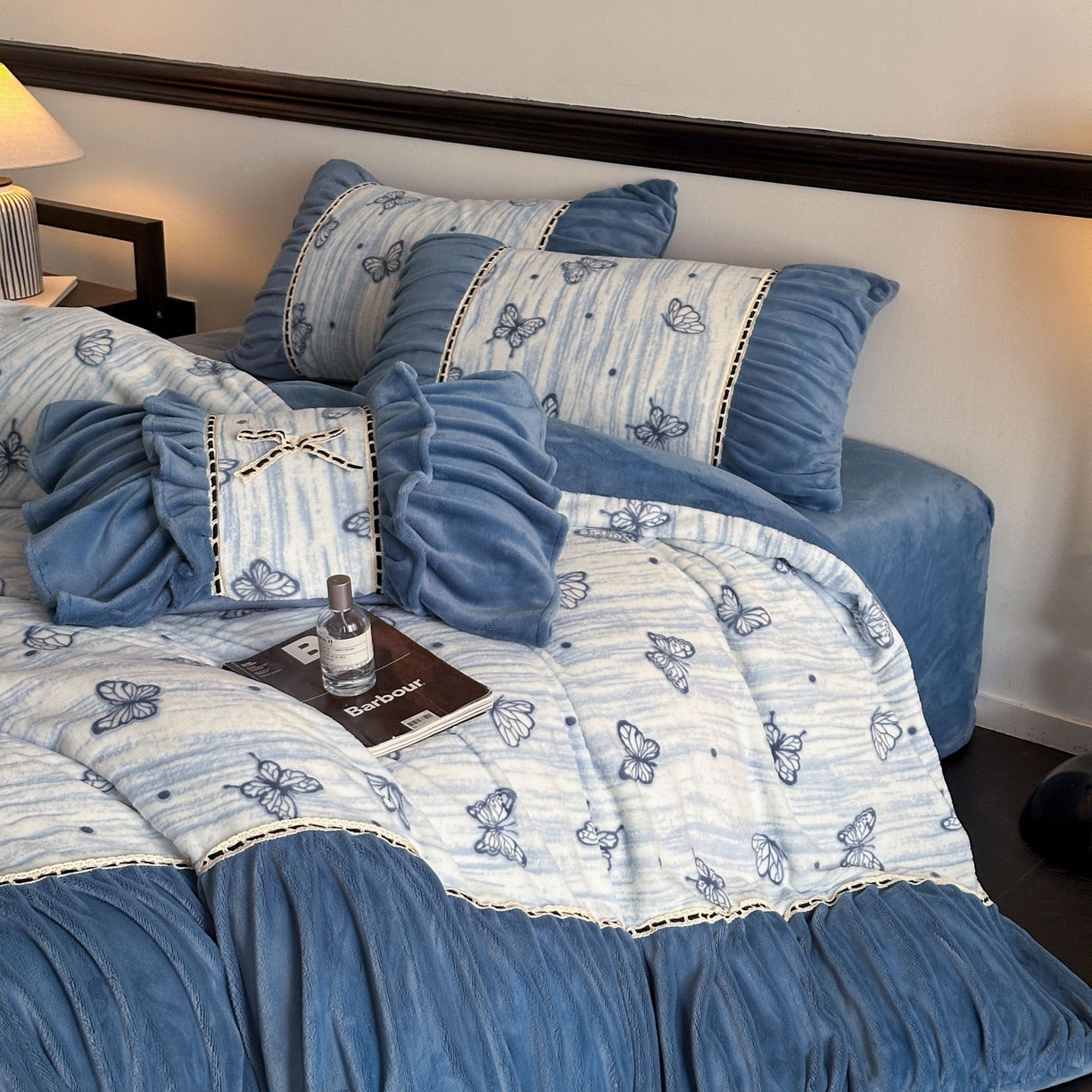 91家纺网 家纺一手货源 找家纺 （总）博纳家纺 2025新款数码印花雕花绒法式皱皱边镂空嵌绳加厚牛奶绒四件套--蝶舞纷飞系列