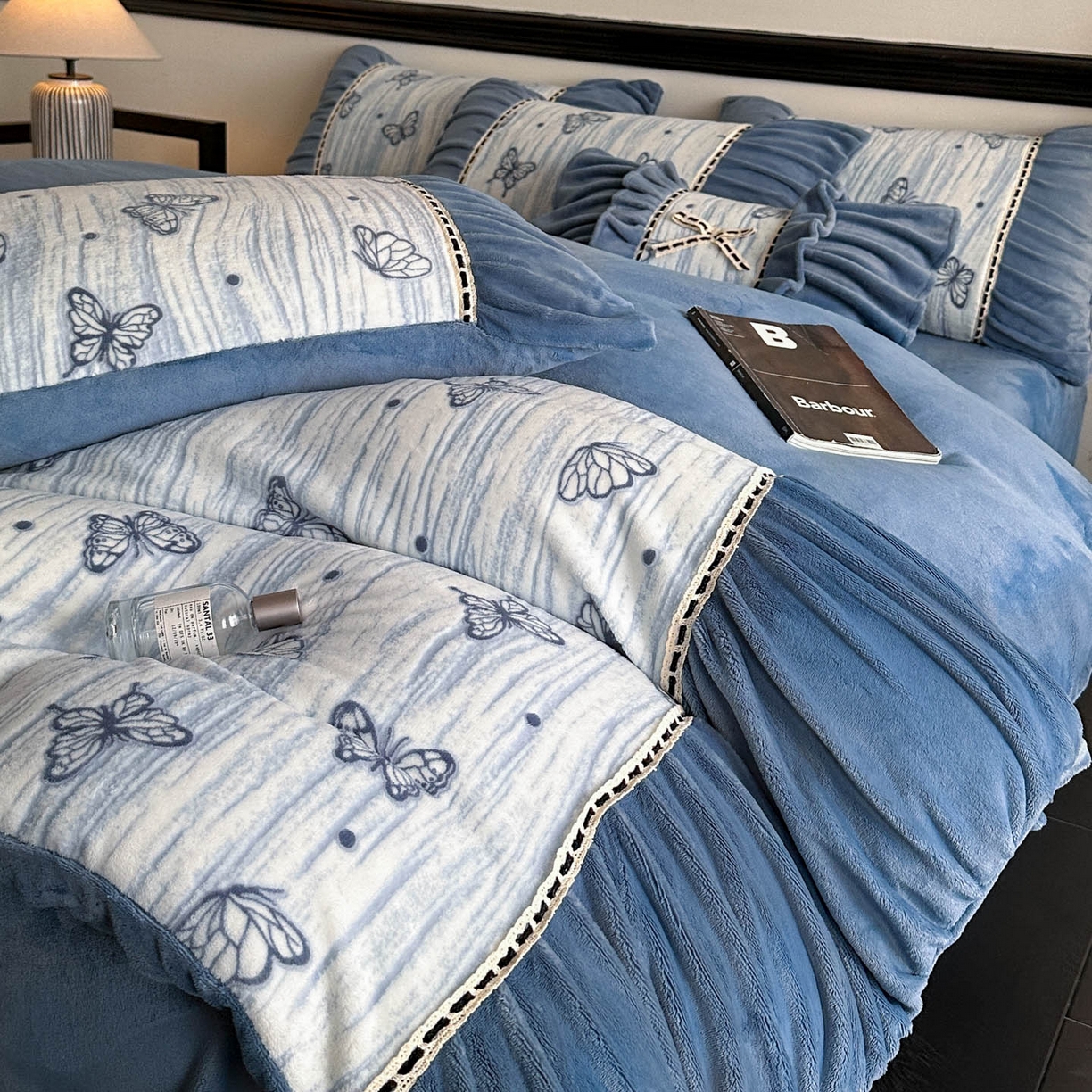 91家纺网 家纺一手货源 找家纺 博纳家纺 2025新款数码印花雕花绒法式皱皱边镂空嵌绳加厚牛奶绒四件套--蝶舞纷飞系列 蝶舞纷飞-宾利蓝