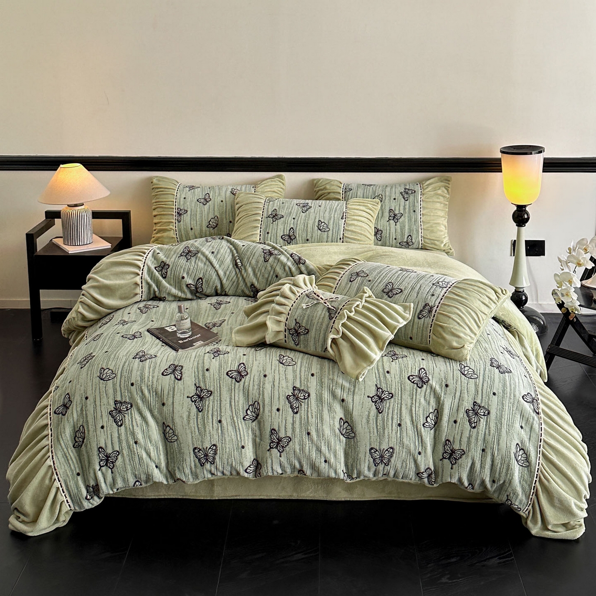 91家纺网 家纺一手货源 找家纺 （总）博纳家纺 2025新款数码印花雕花绒法式皱皱边镂空嵌绳加厚牛奶绒四件套--蝶舞纷飞系列