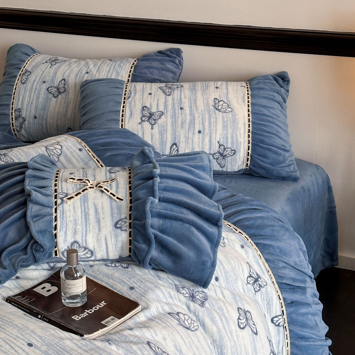 91家纺网 家纺一手货源 找家纺 博纳家纺 2025新款数码印花雕花绒法式皱皱边镂空嵌绳加厚牛奶绒四件套--蝶舞纷飞系列 蝶舞纷飞-宾利蓝